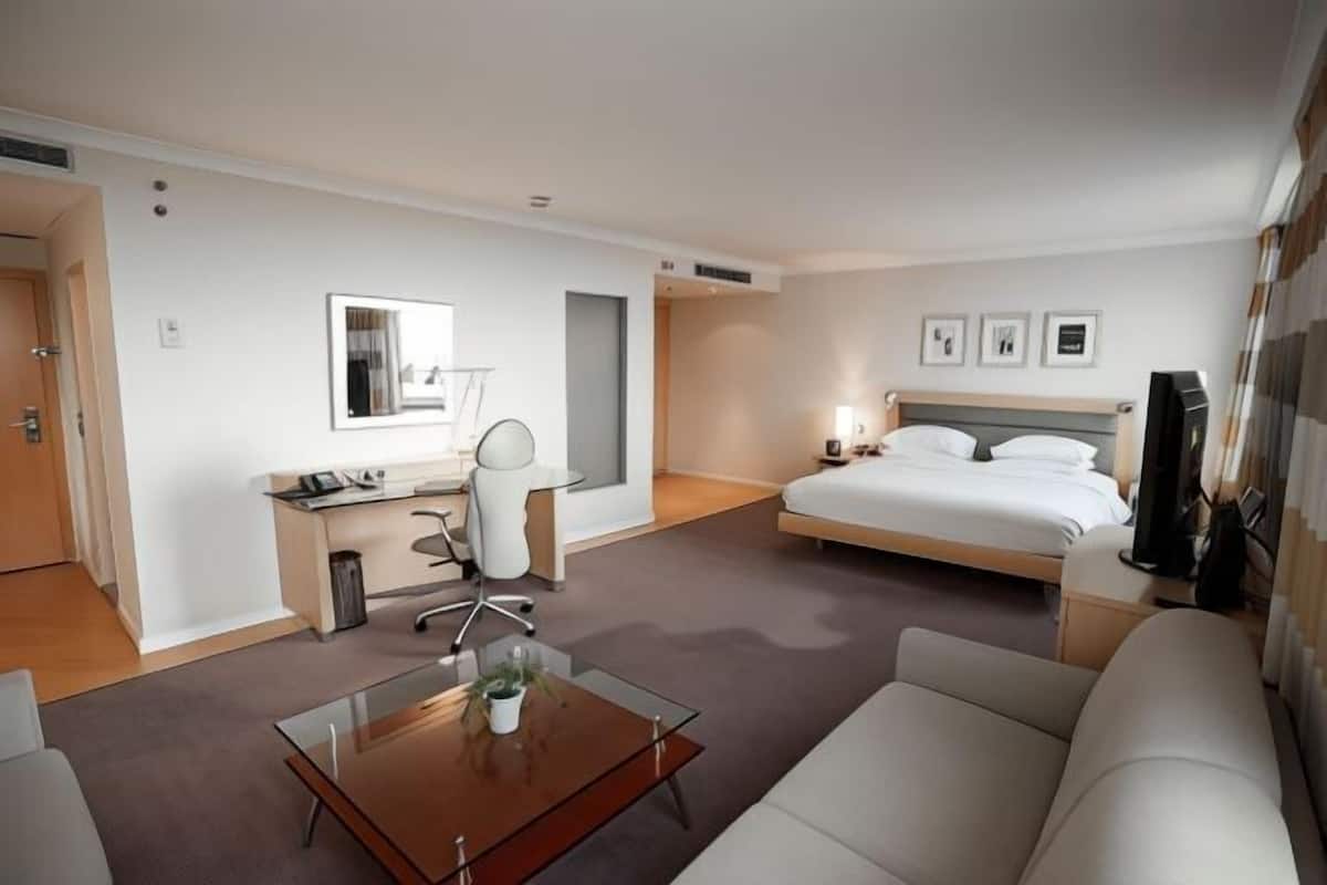 Premium bedding, minibar, in-room safe, desk