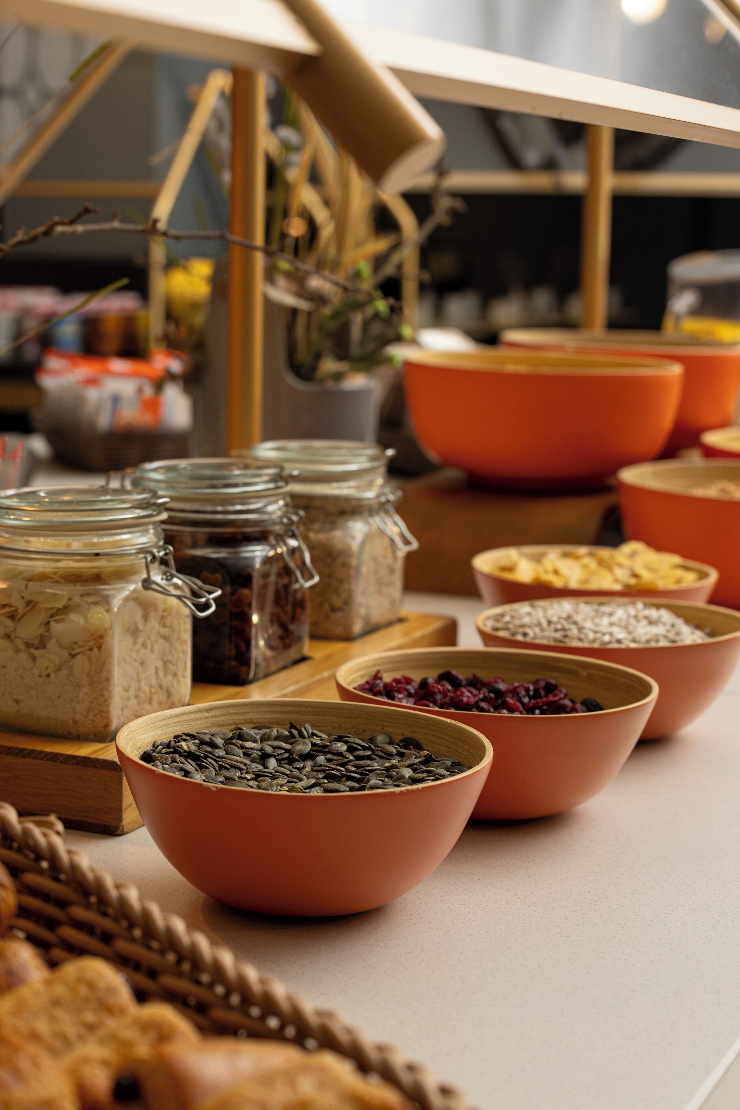 Une table sur laquelle se trouvent divers aliments et récipients, notamment des bocaux et des bols contenant différents produits.