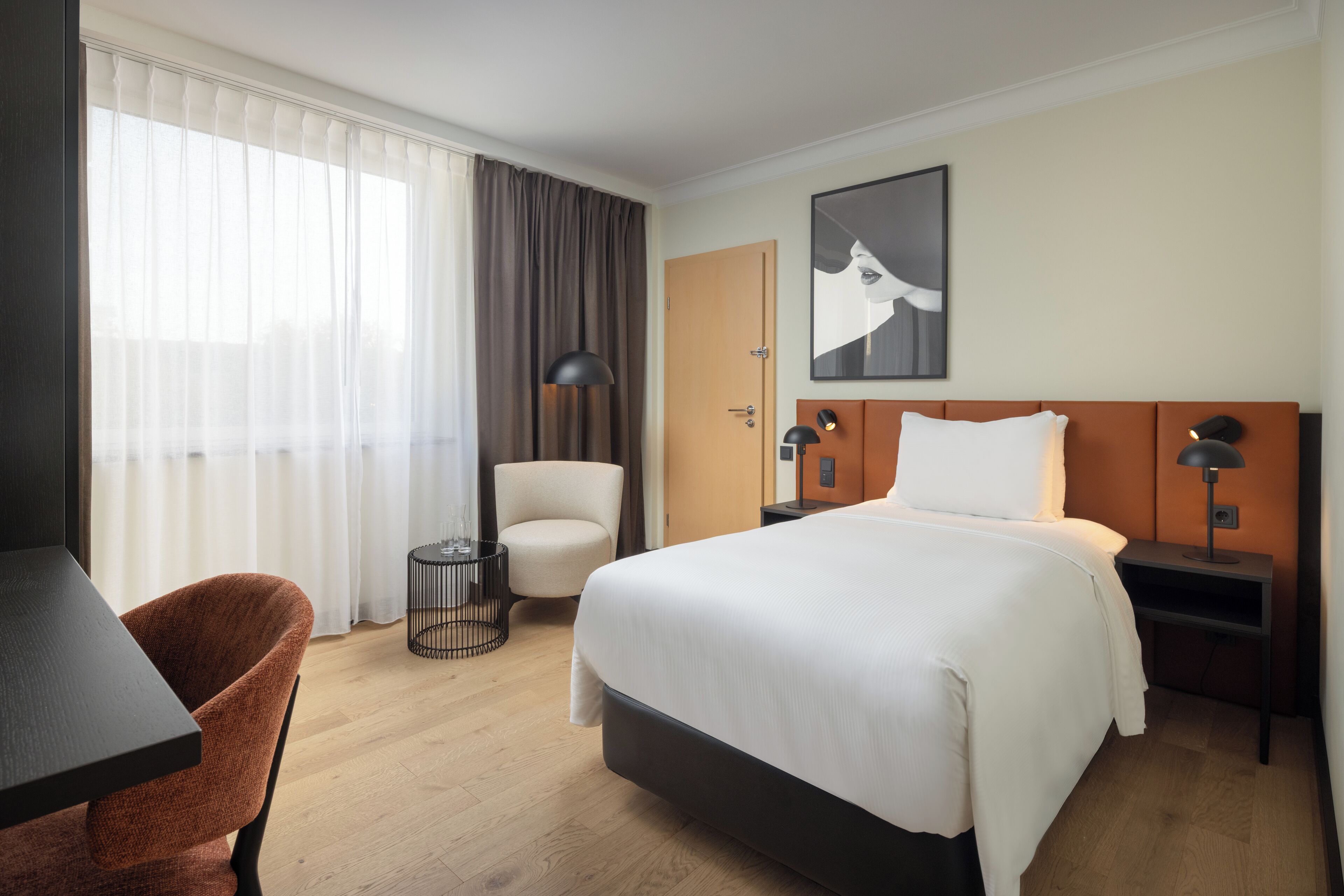 Kamar Single | Seprai premium, minibar, brankas, dan meja kerja