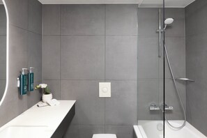 Shower, hydromassage showerhead, free toiletries, hair dryer - Hilton Düsseldorf (Düsseldorf)