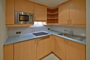 Fridge, espresso maker, coffee/tea maker
