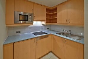 Kühlschrank, Espressomaschine, Wasserkocher mit Kaffee-/Teezubehör