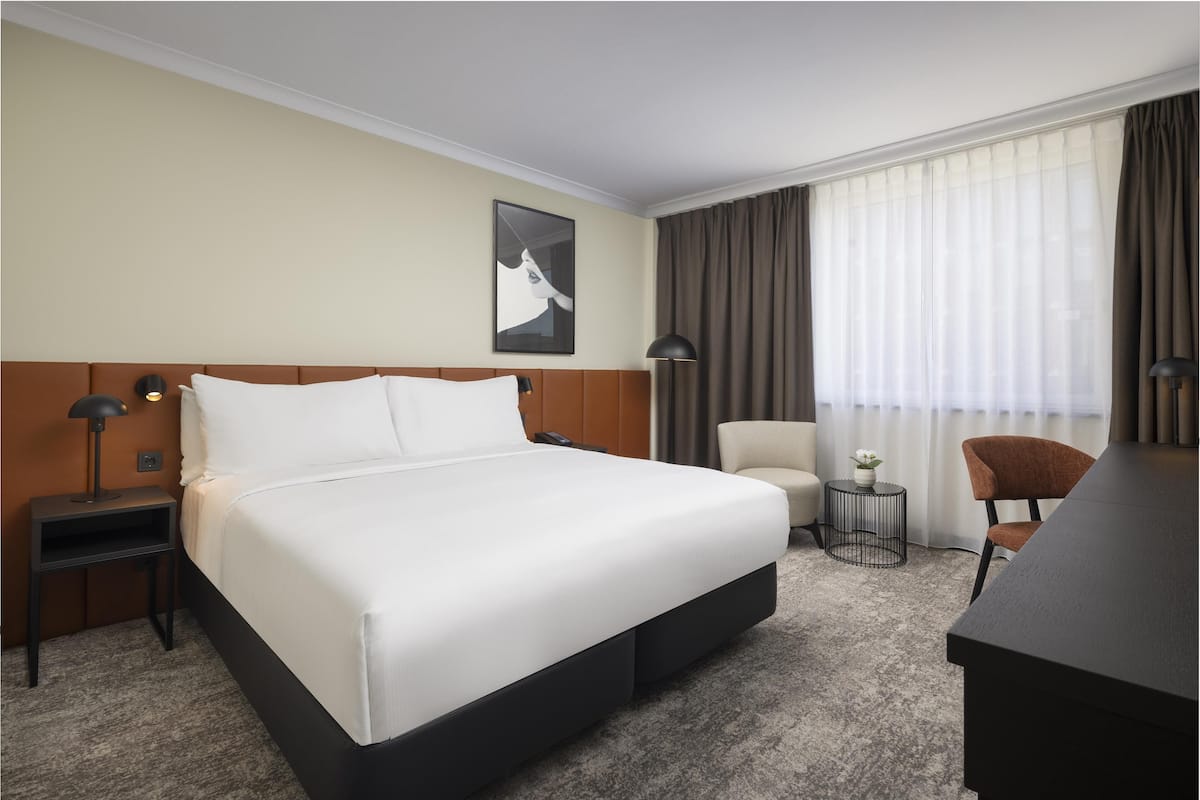 Hochwertige Bettwaren, Minibar, Zimmersafe, Schreibtisch