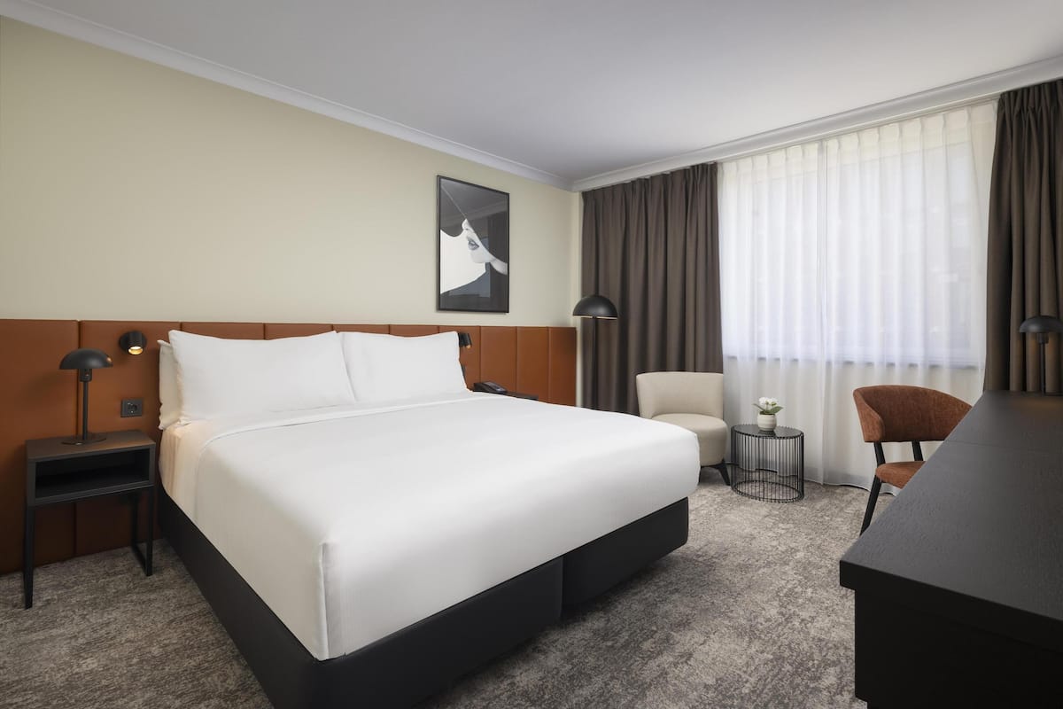 Luxe beddengoed, een minibar, een kluis op de kamer, een bureau