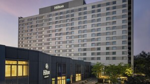 A modern Hilton hotel building with a grid of windows and a flat roof. - Hilton Düsseldorf (Düsseldorf)