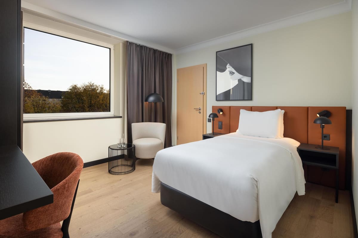 Eenpersoonskamer | Luxe beddengoed, een minibar, een kluis op de kamer, een bureau