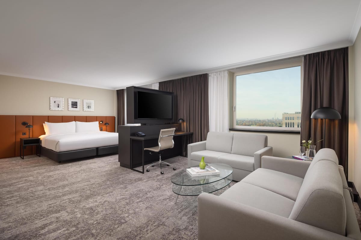 Junior suite, 1 kingsize bed | Woonruimte | Een 55-inch lcd-televisie met kabelzenders