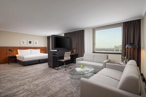 Junior-suite - 1 kingsize-seng | Opholdsområde | LCD-tv, betalingsfilm, MP3-dockingstation