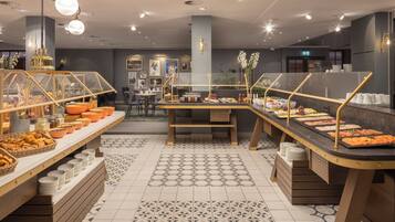 Petit déjeuner buffet (18 EUR par personne)