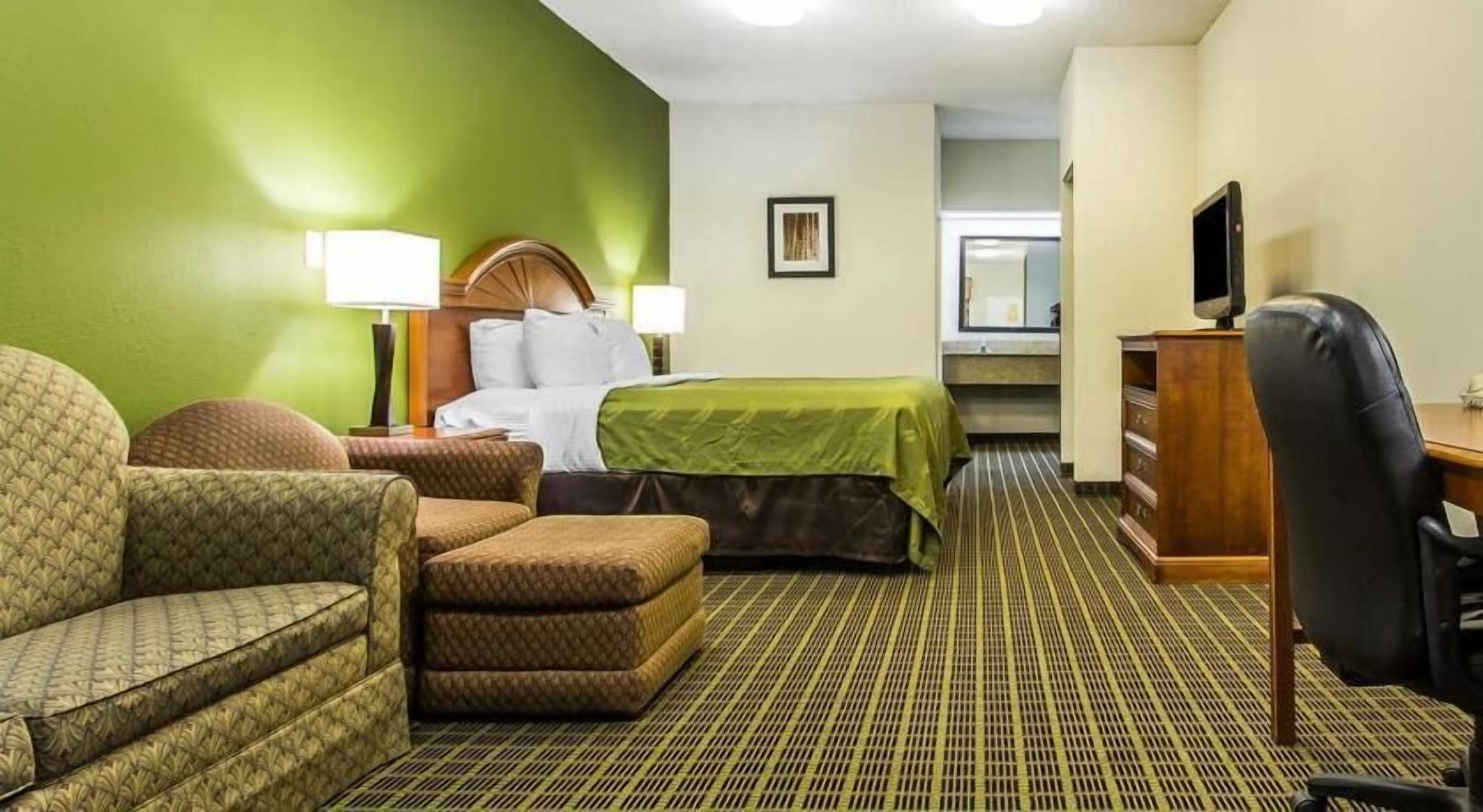 Desk, blackout drapes, iron/ironing board, free WiFi