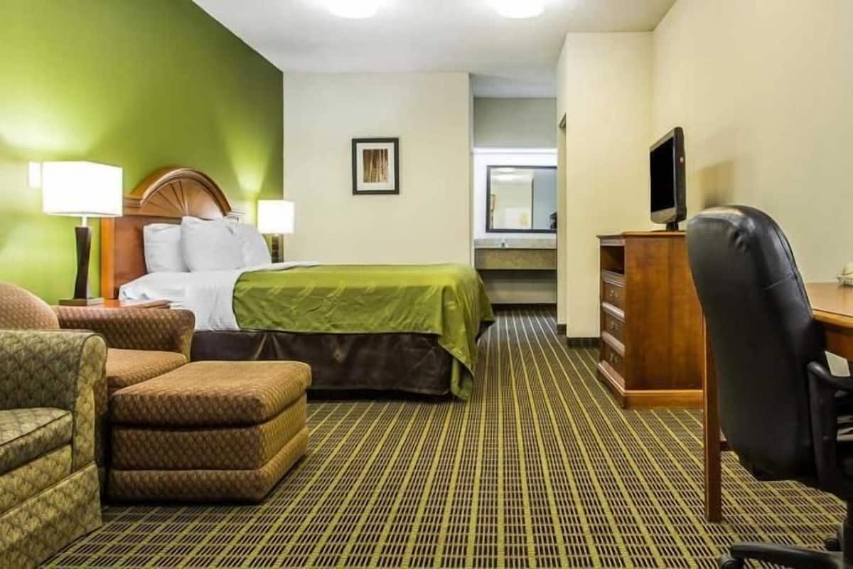 Desk, blackout drapes, iron/ironing board, free WiFi