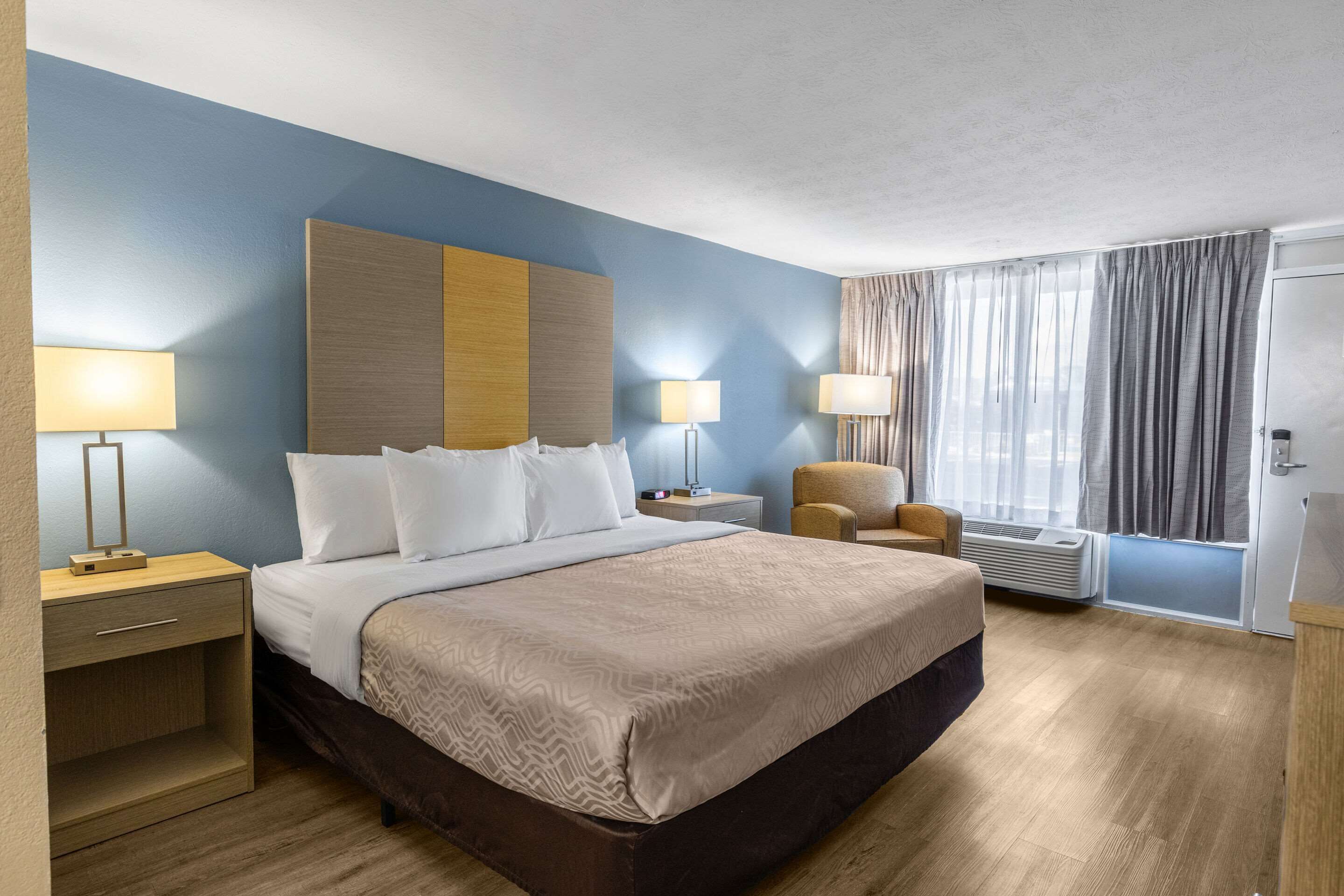 Laptop workspace, blackout curtains, iron/ironing board, free WiFi