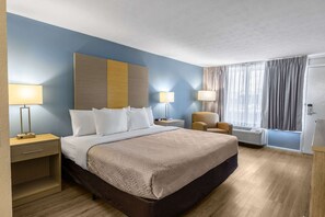 Standard Room, 1 King Bed, Non Smoking | Laptop workspace, blackout drapes, iron/ironing board, free WiFi