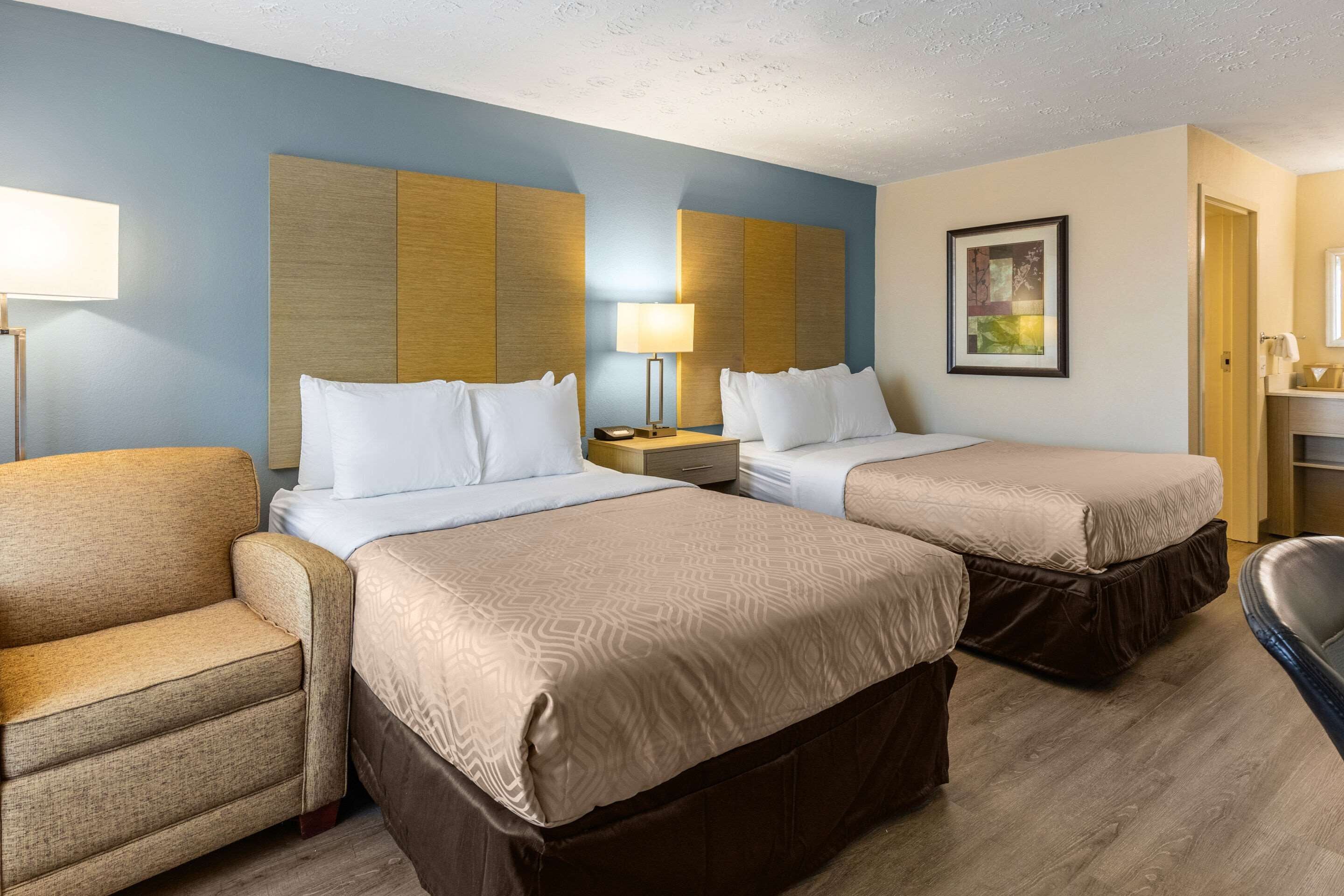 Espacio para trabajar con laptop y cortinas blackout 