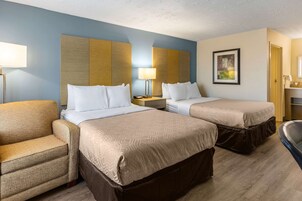 Espacio para trabajar con laptop y cortinas blackout 