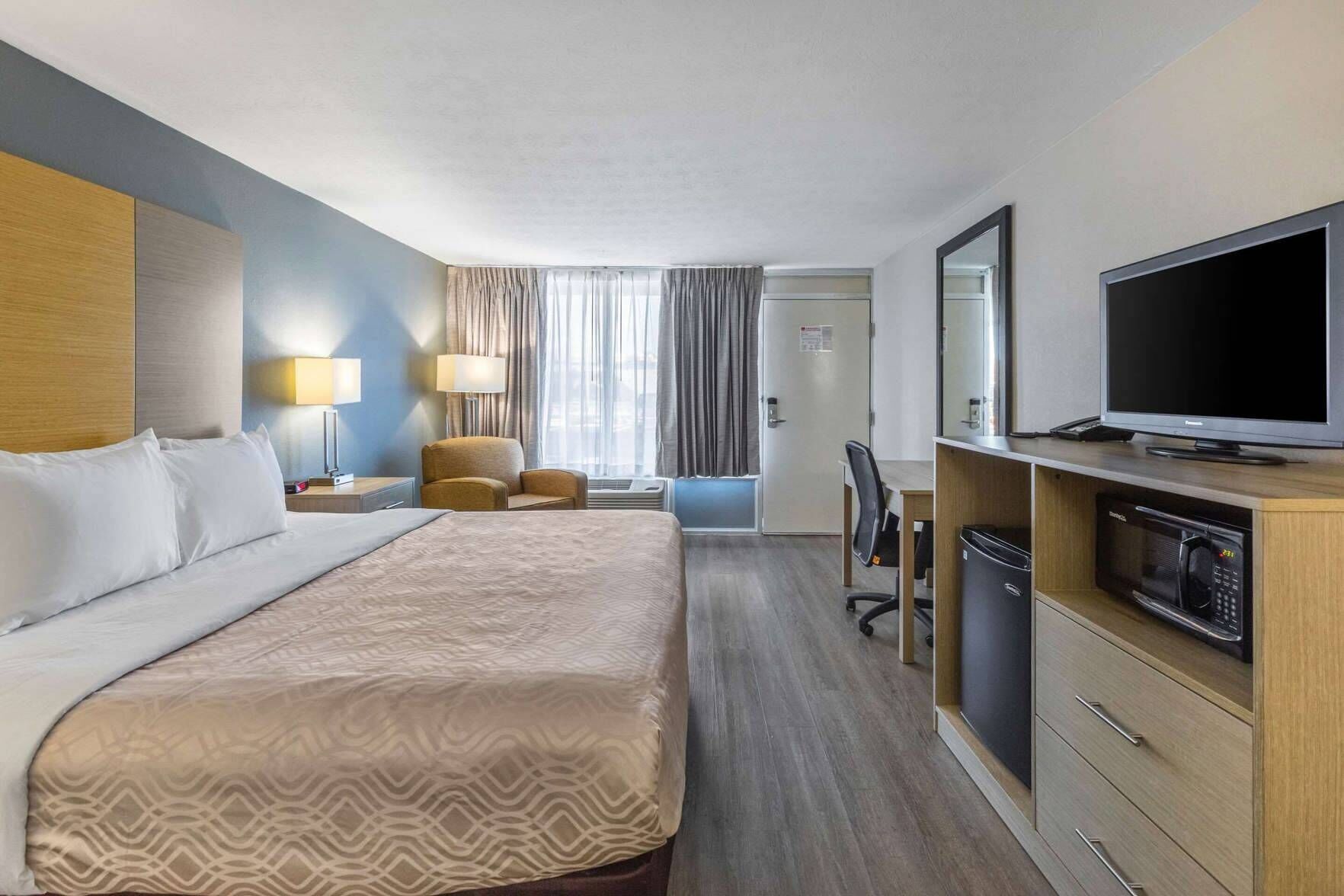 Espacio para trabajar con laptop y cortinas blackout 