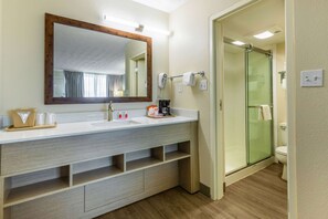Standard Room, 2 Double Beds, Non Smoking | Bathroom | Free toiletries, hair dryer, towels - Econo Lodge Middlesboro (Middlesboro)