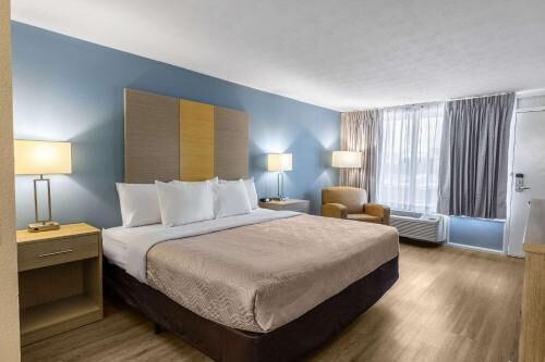 Espacio para trabajar con laptop y cortinas blackout 