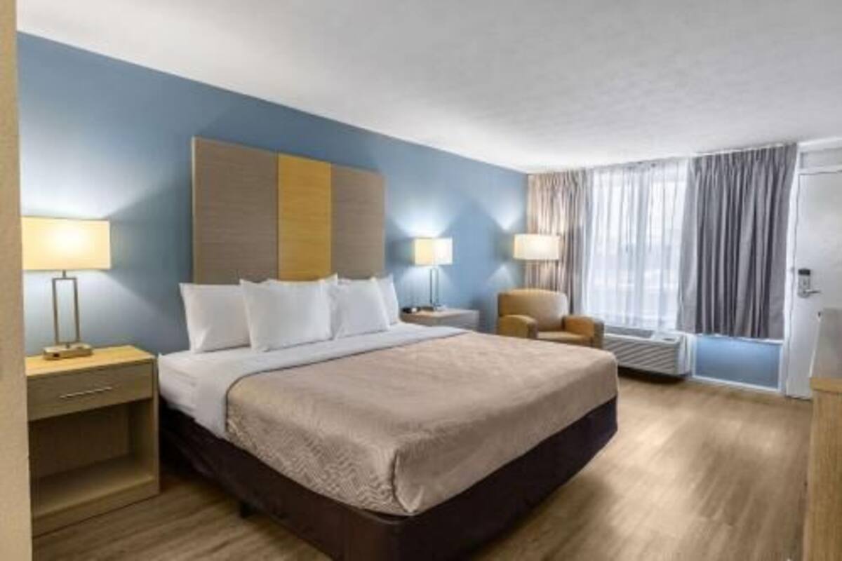 Espacio para trabajar con laptop y cortinas blackout