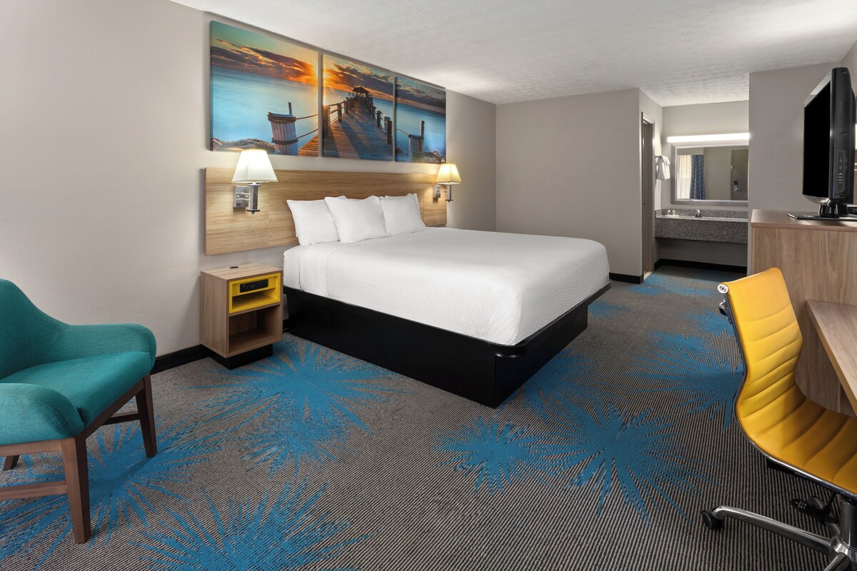 Standard Room, 1 King Bed | Desk, iron/ironing board, cots/infant beds, rollaway beds