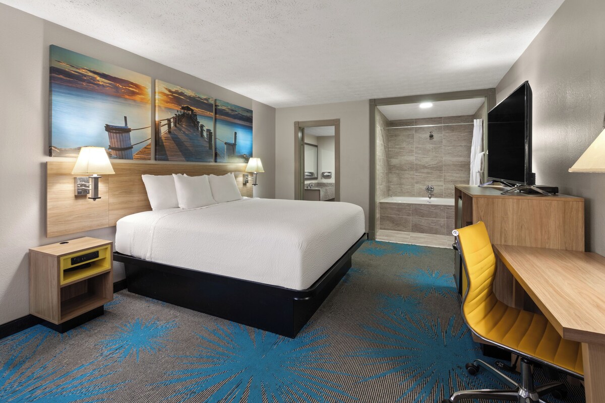 Studio Suite, 1 King Bed, Smoking | Desk, iron/ironing board, cots/infant beds, rollaway beds