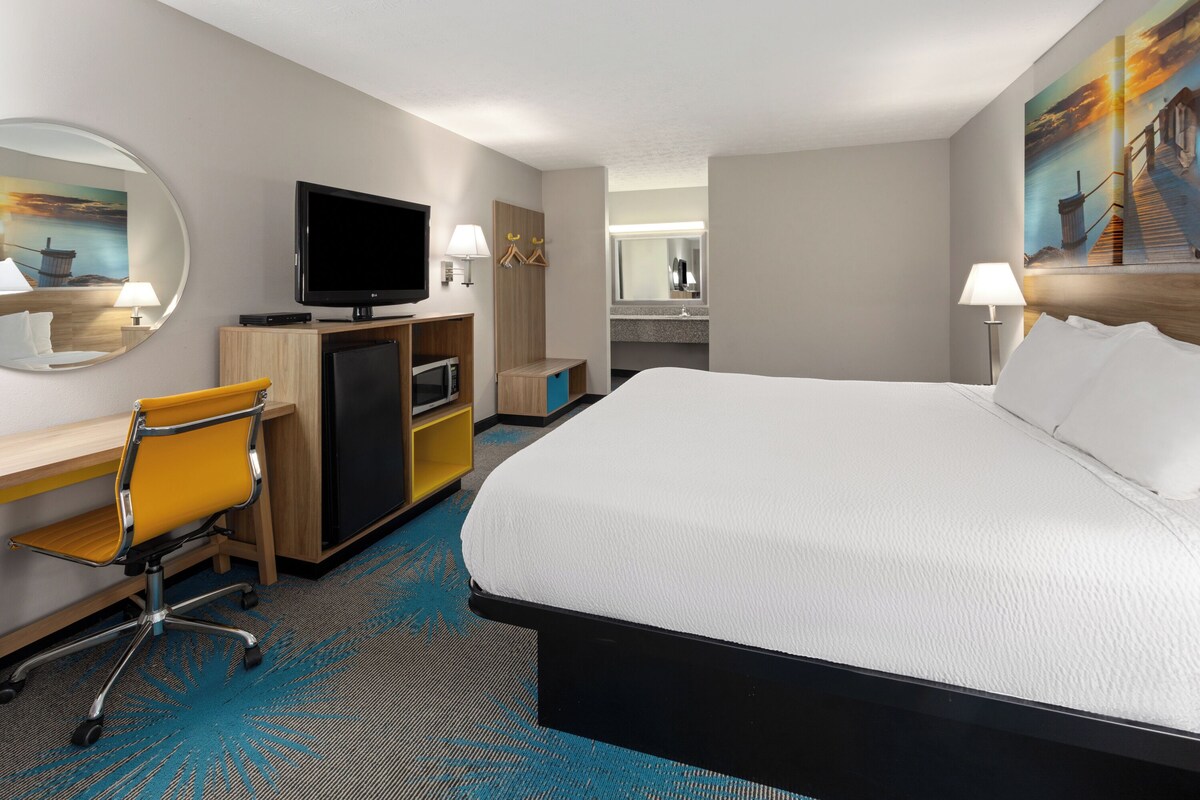 Standard Room, 1 King Bed, Smoking | Desk, iron/ironing board, cots/infant beds, rollaway beds