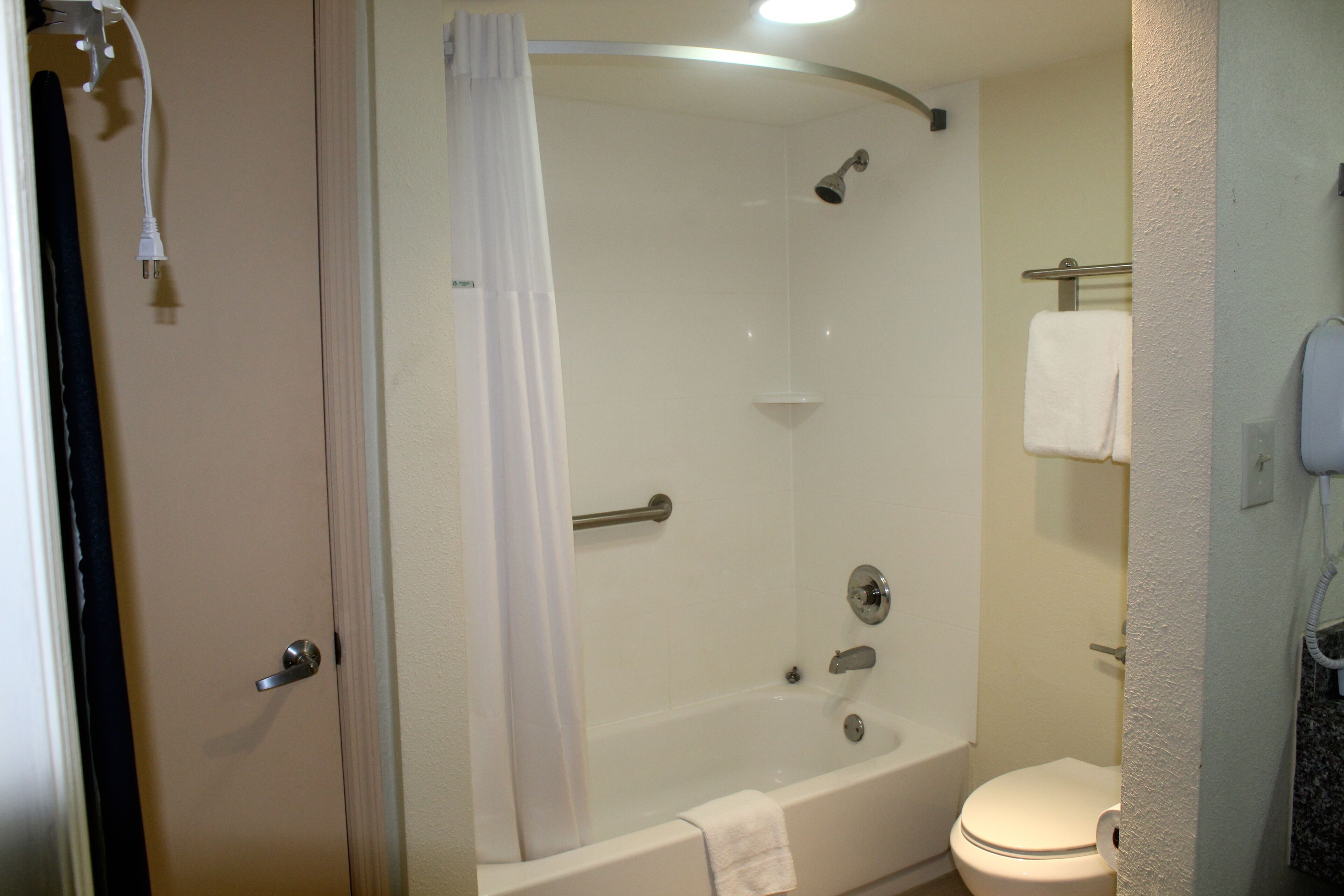 Un baño con bañera, inodoro y zona de ducha.