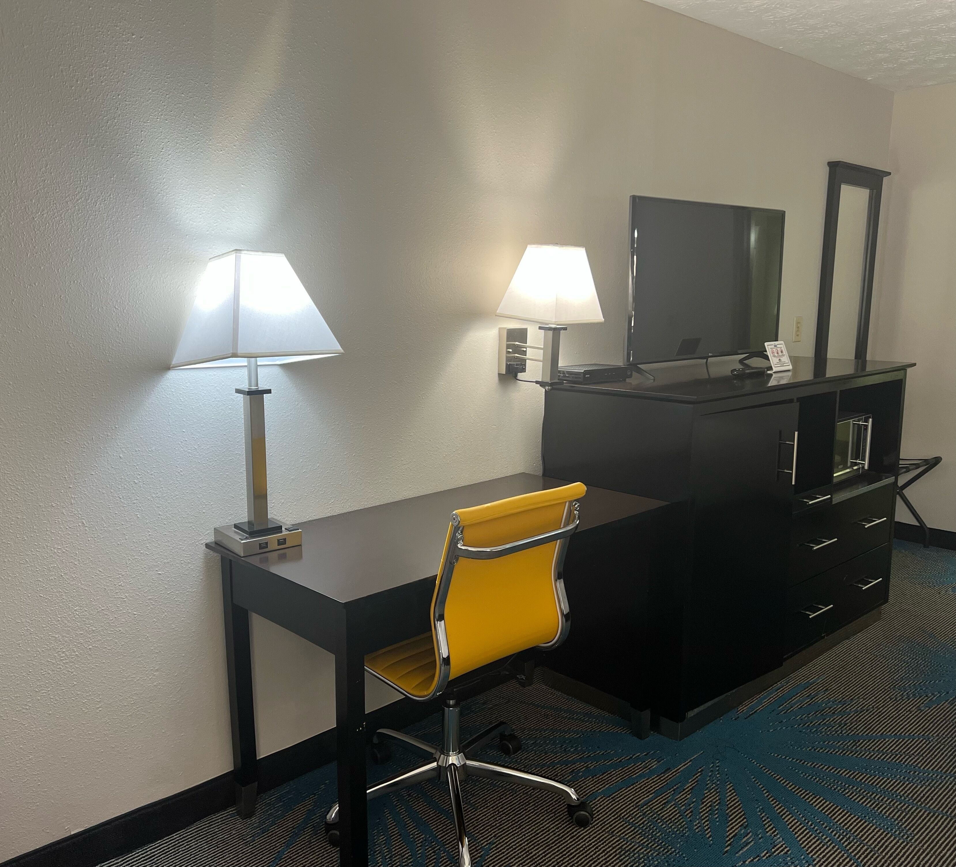 スタンダード ルーム クイーンベッド 2 台 | デスク、アイロン / アイロン台、ベビーベッド、可動式ベッド