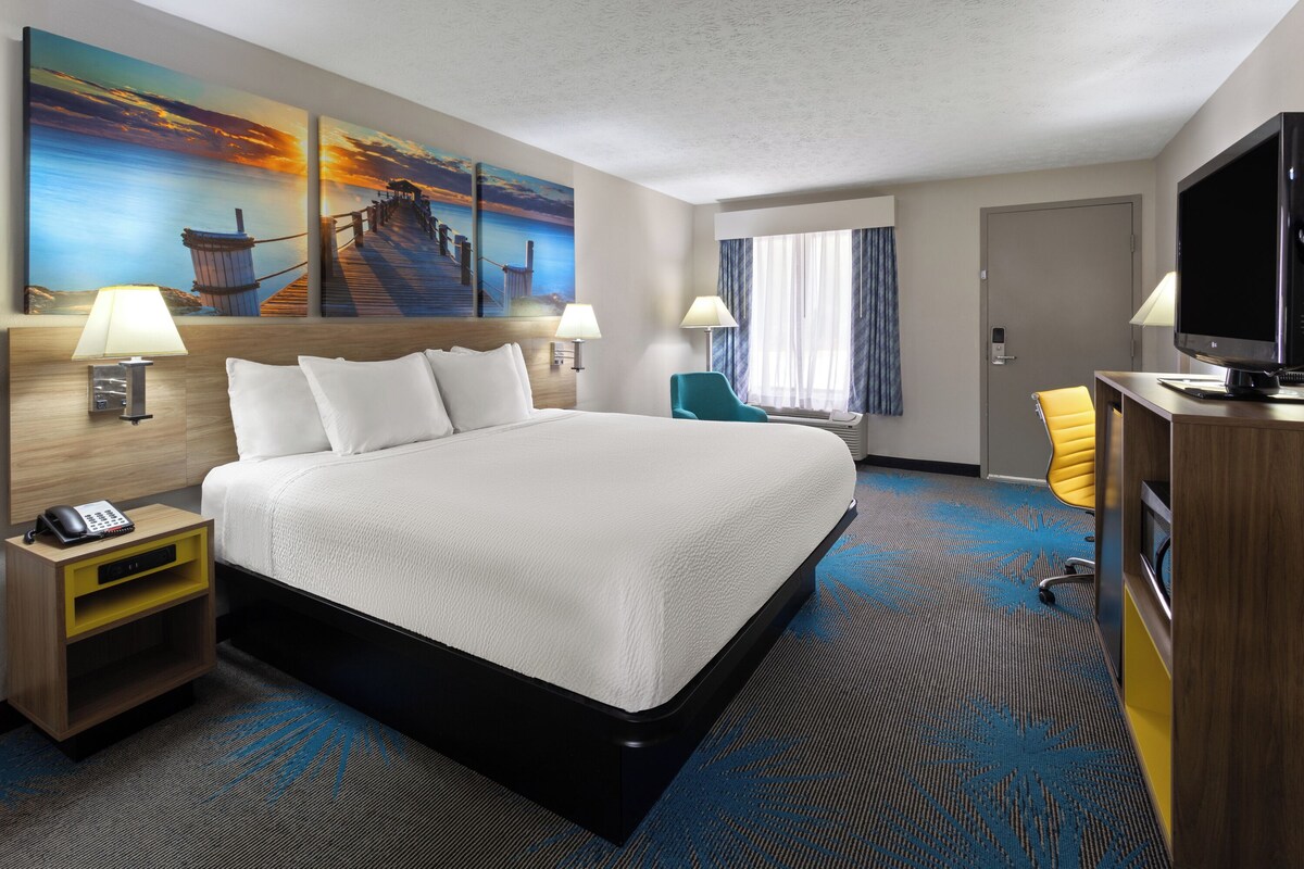 Standard Room, 1 King Bed, Accessible | Desk, iron/ironing board, cots/infant beds, rollaway beds
