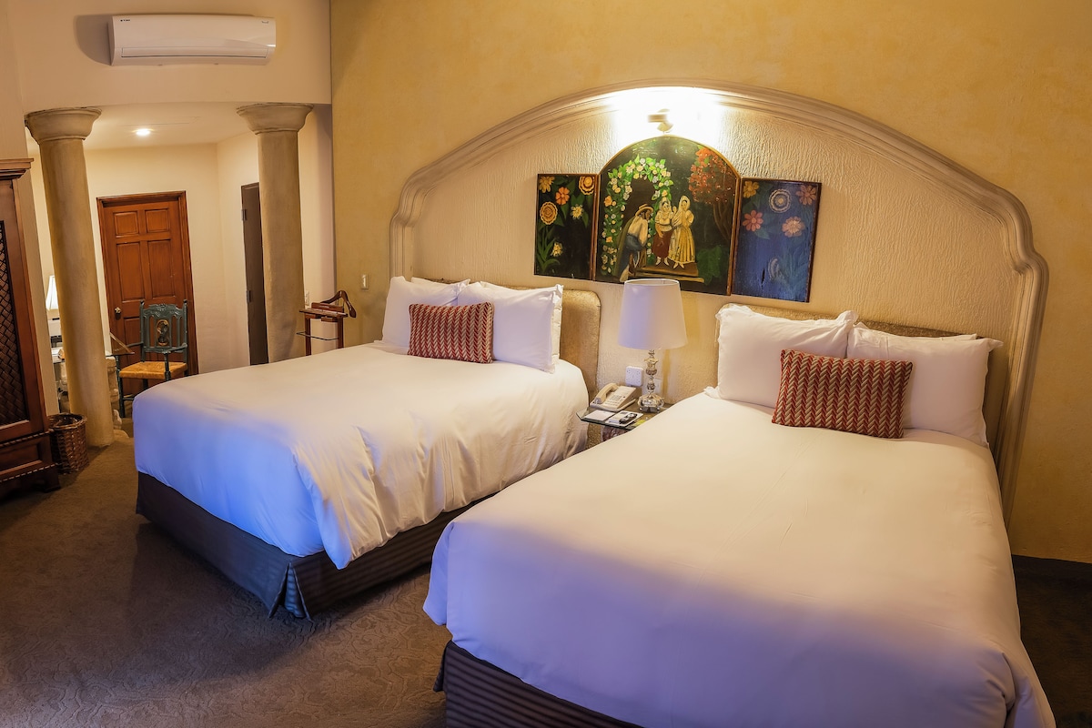 Gran Clase Suite Dos Camas | Premium bedding, minibar, in-room safe, desk