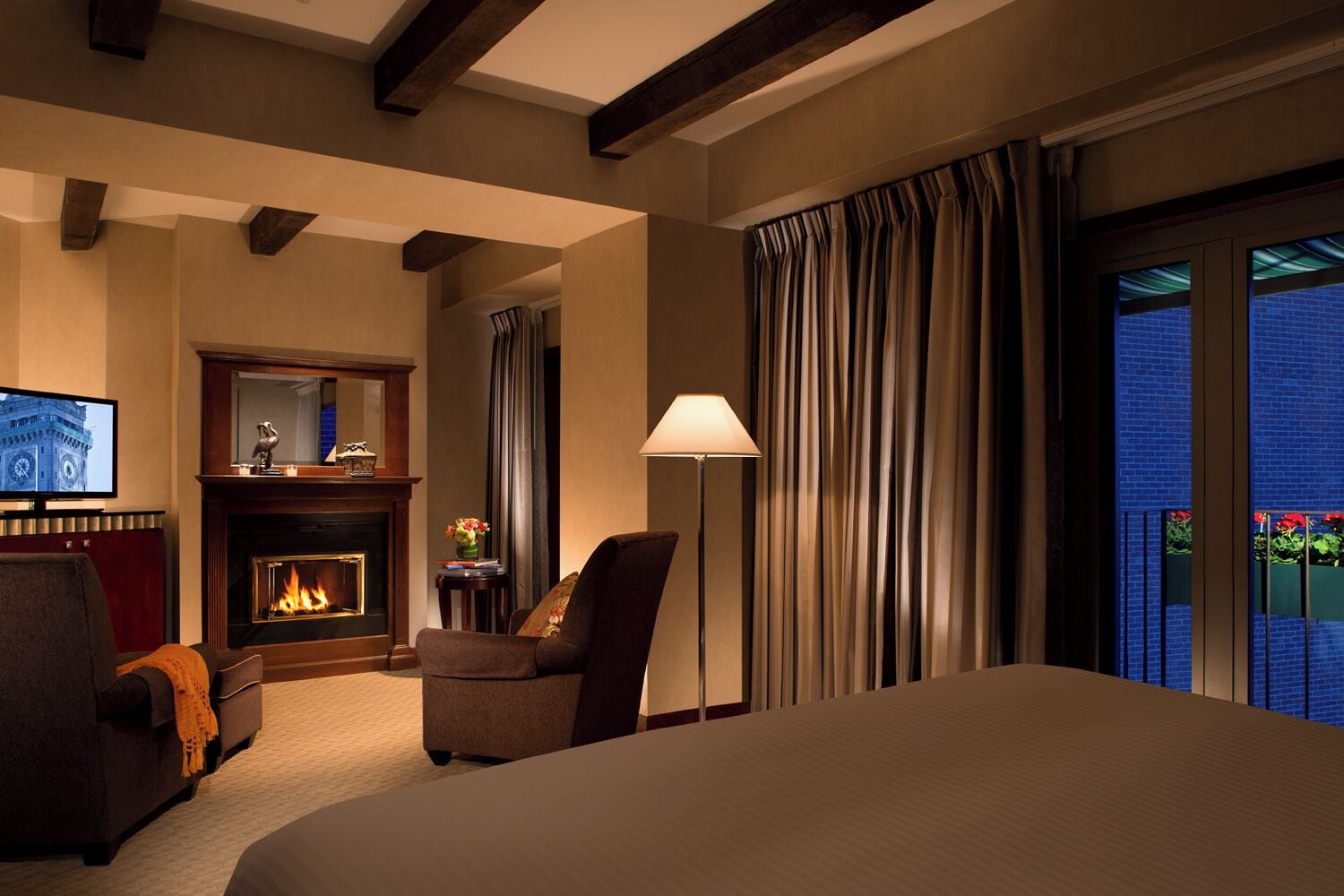 أغطية فراش متميزة وميني بار وخزنة داخل الغرفة ومكتب