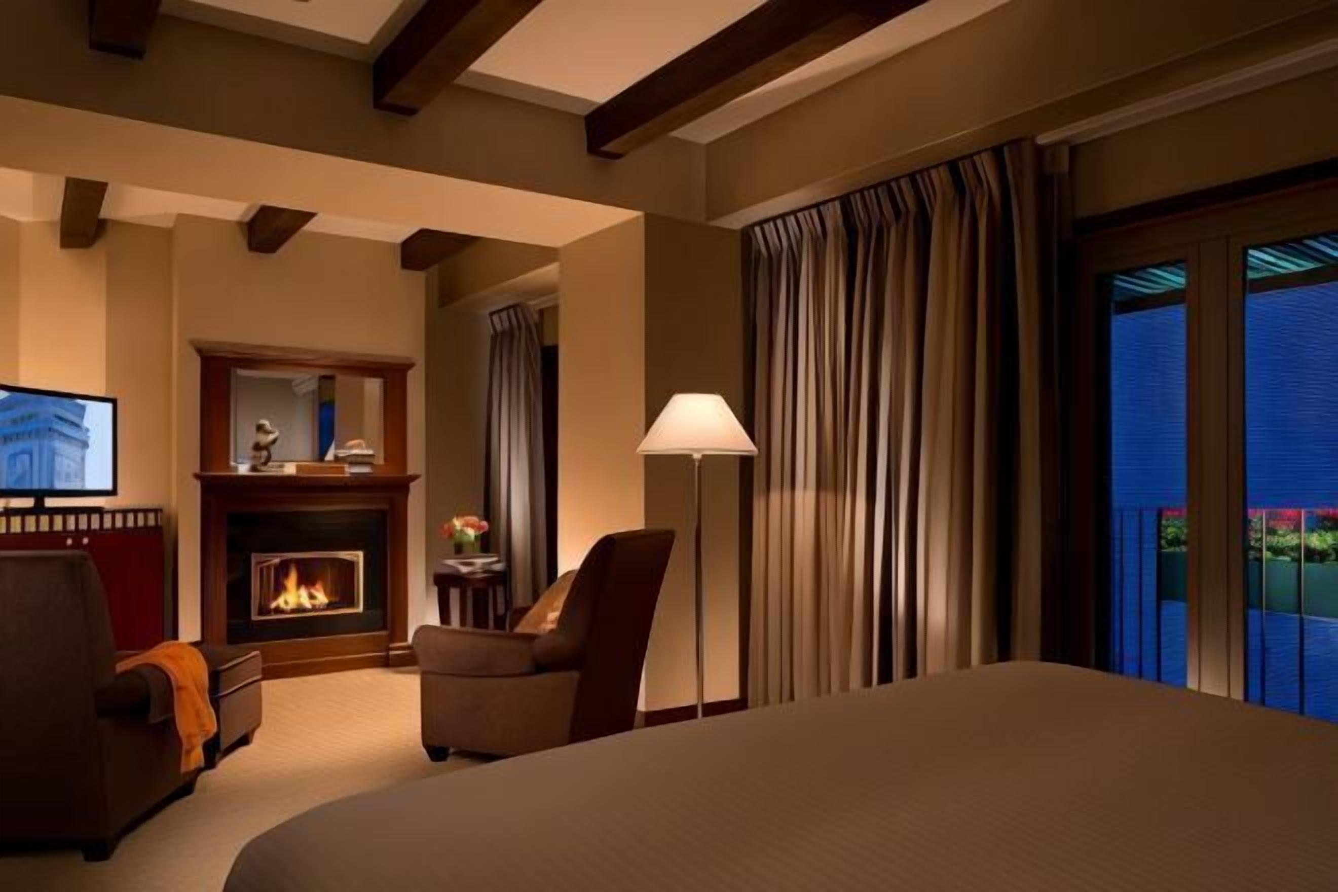 Prémium ágynemű, minibár, széf a szobában és íróasztal