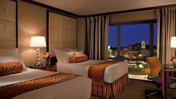 Sengetøy av topp kvalitet, minibar, safe på rommet og skrivebord