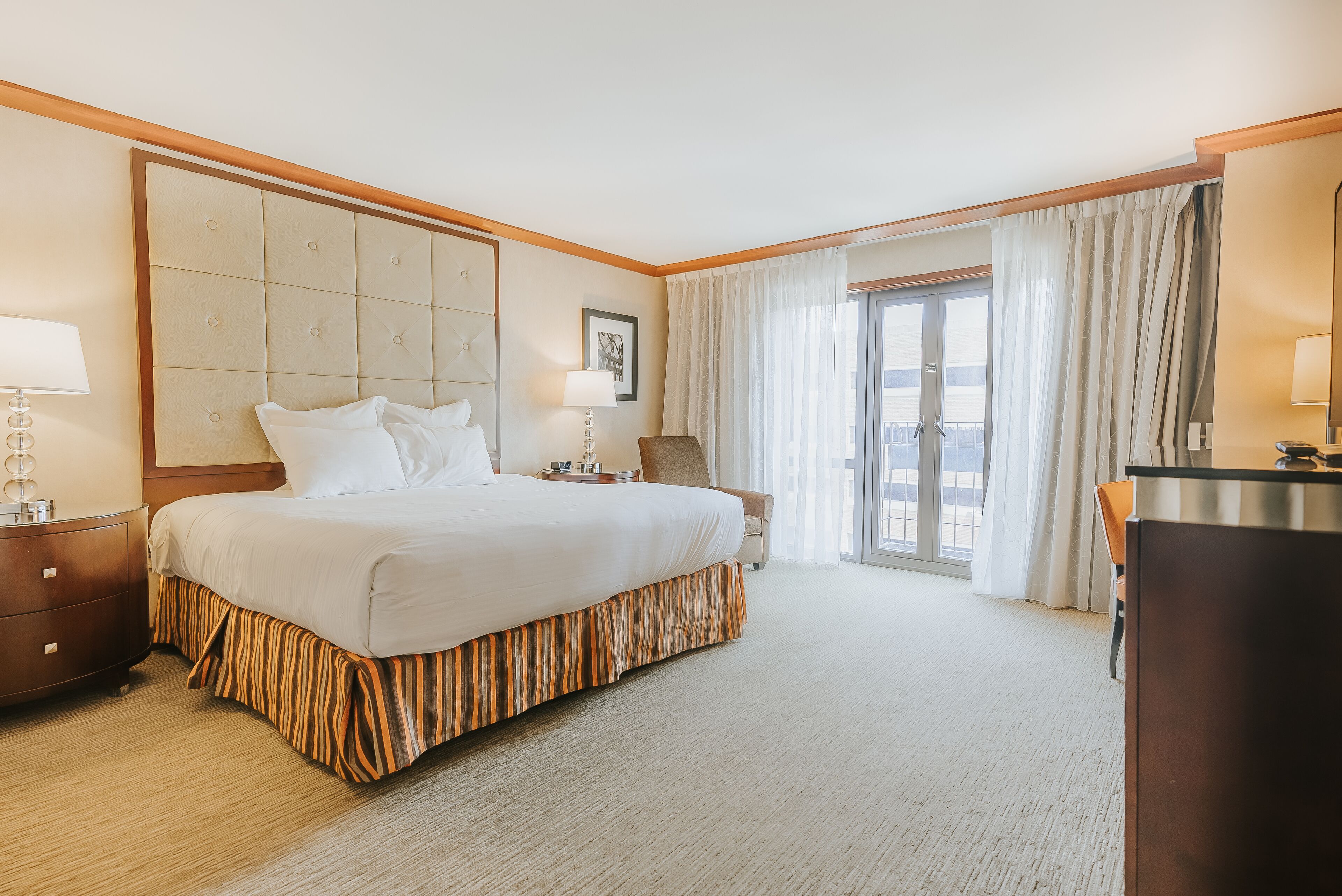 เครื่อ งนอนระดับพรีเมียม, มินิบาร์, ตู้นิรภัยในห้องพัก, โต๊ะทำงาน