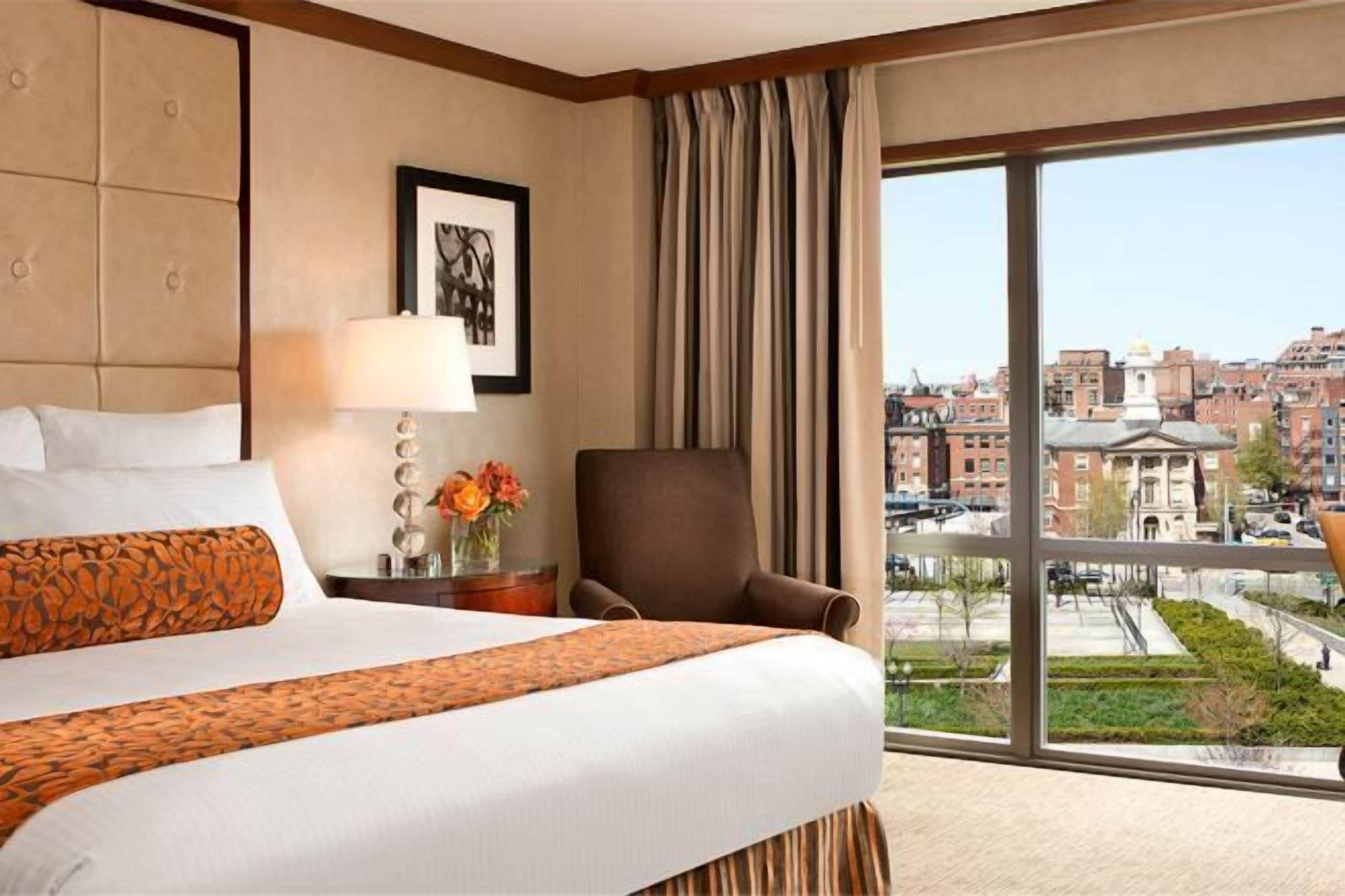 Prémium ágynemű, minibár, széf a szobában és íróasztal