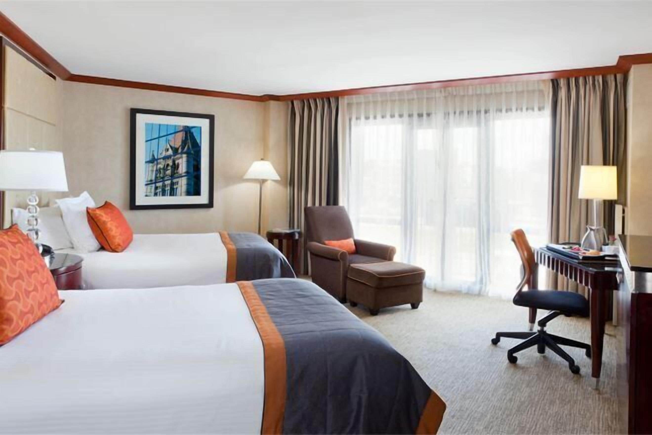 Prémium ágynemű, minibár, széf a szobában és íróasztal