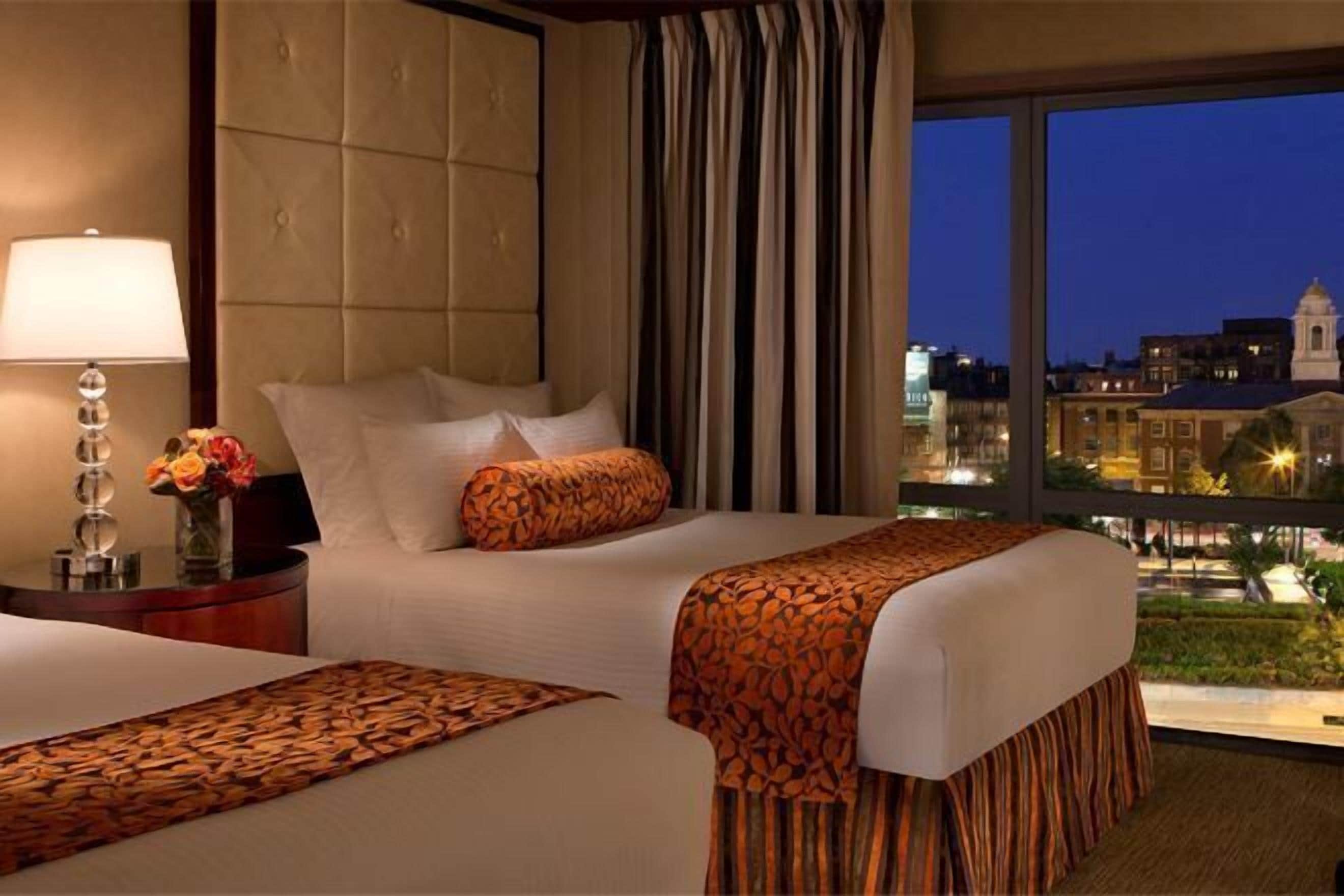 Prémium ágynemű, minibár, széf a szobában és íróasztal