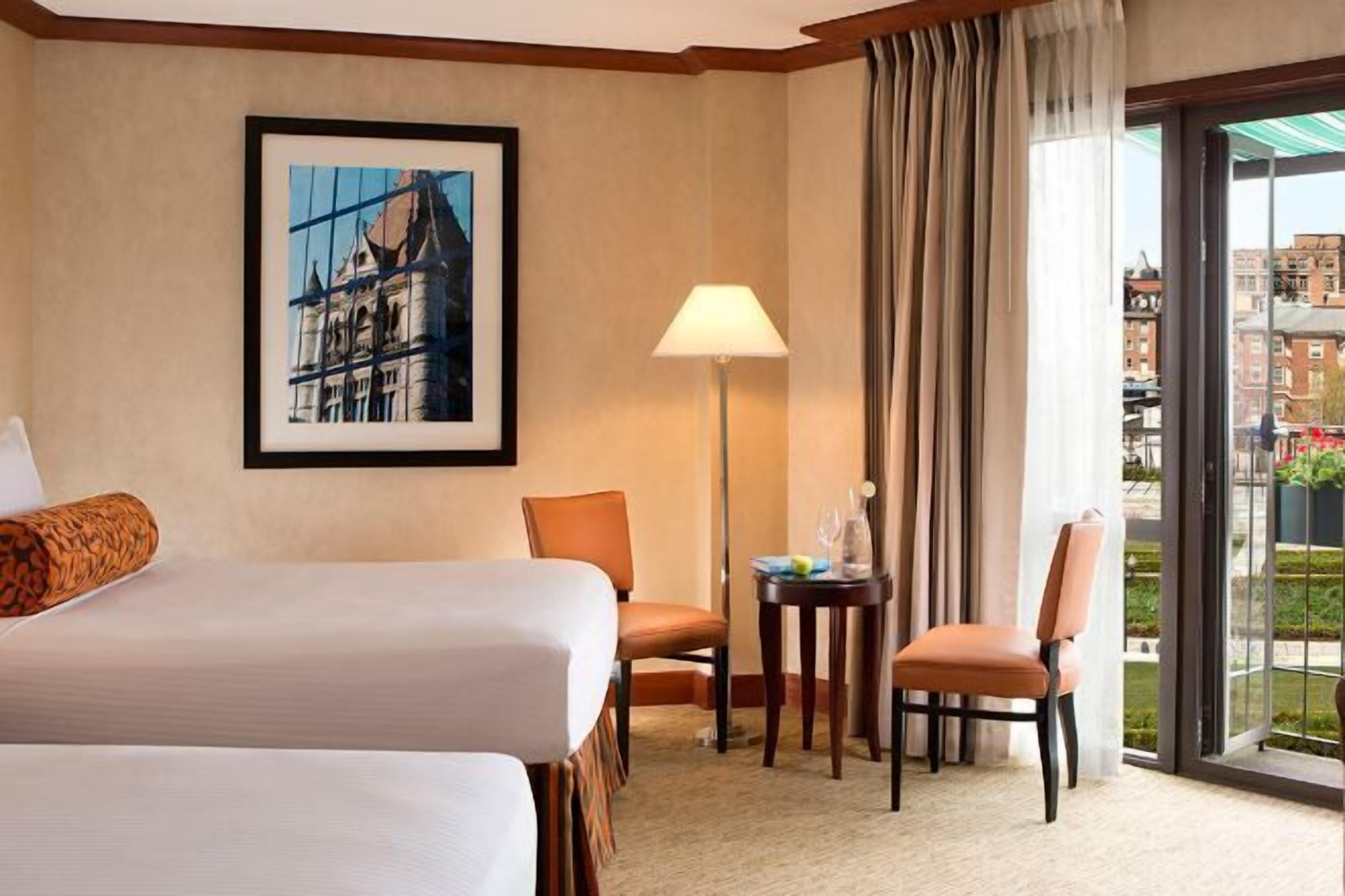 Prémium ágynemű, minibár, széf a szobában és íróasztal