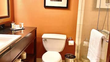 Ein Badezimmer mit Toilette, Waschbecken und Dusche.