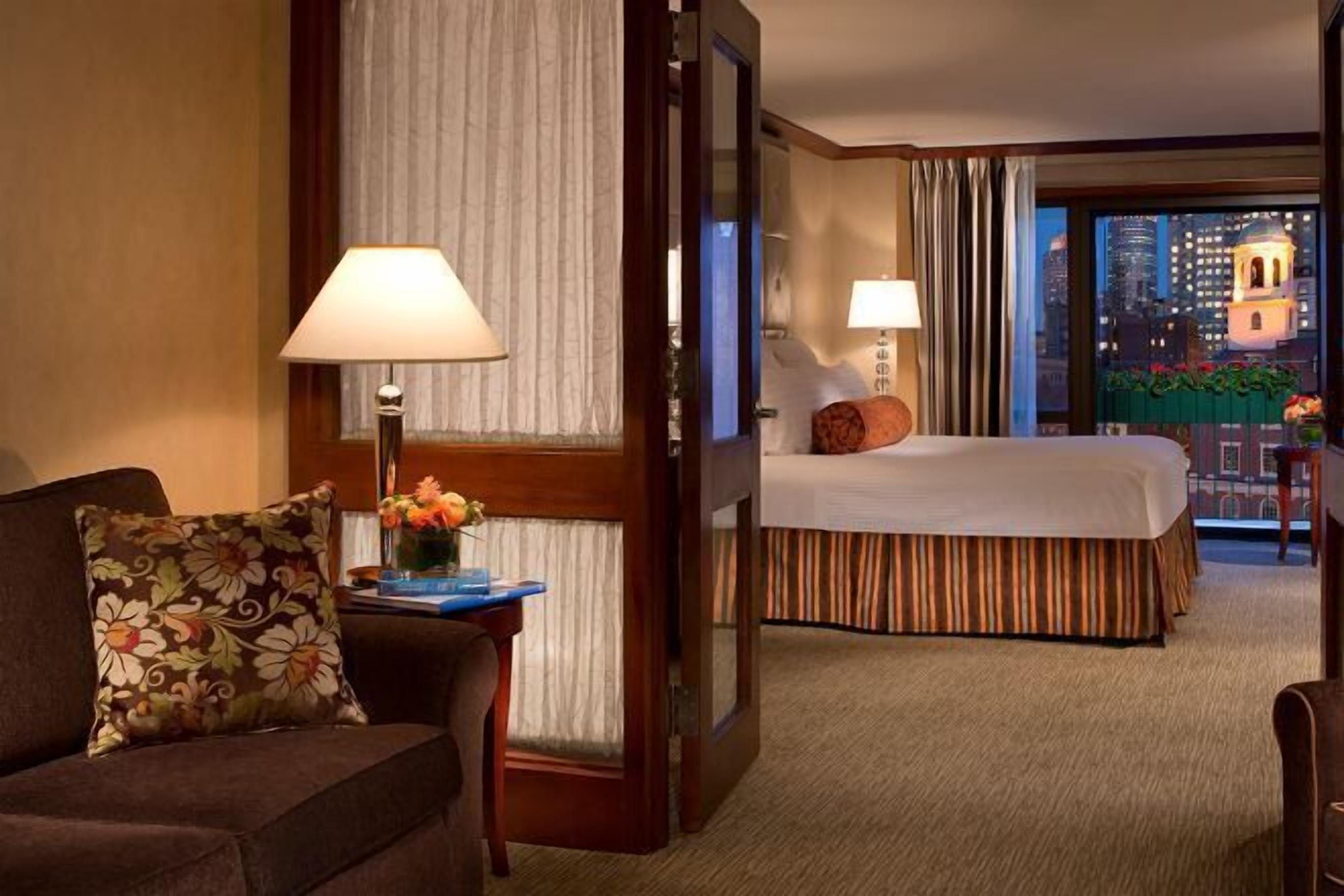 Prémium ágynemű, minibár, széf a szobában és íróasztal