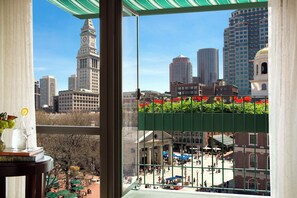 Hochwertige Bettwaren, Minibar, Zimmersafe, Schreibtisch