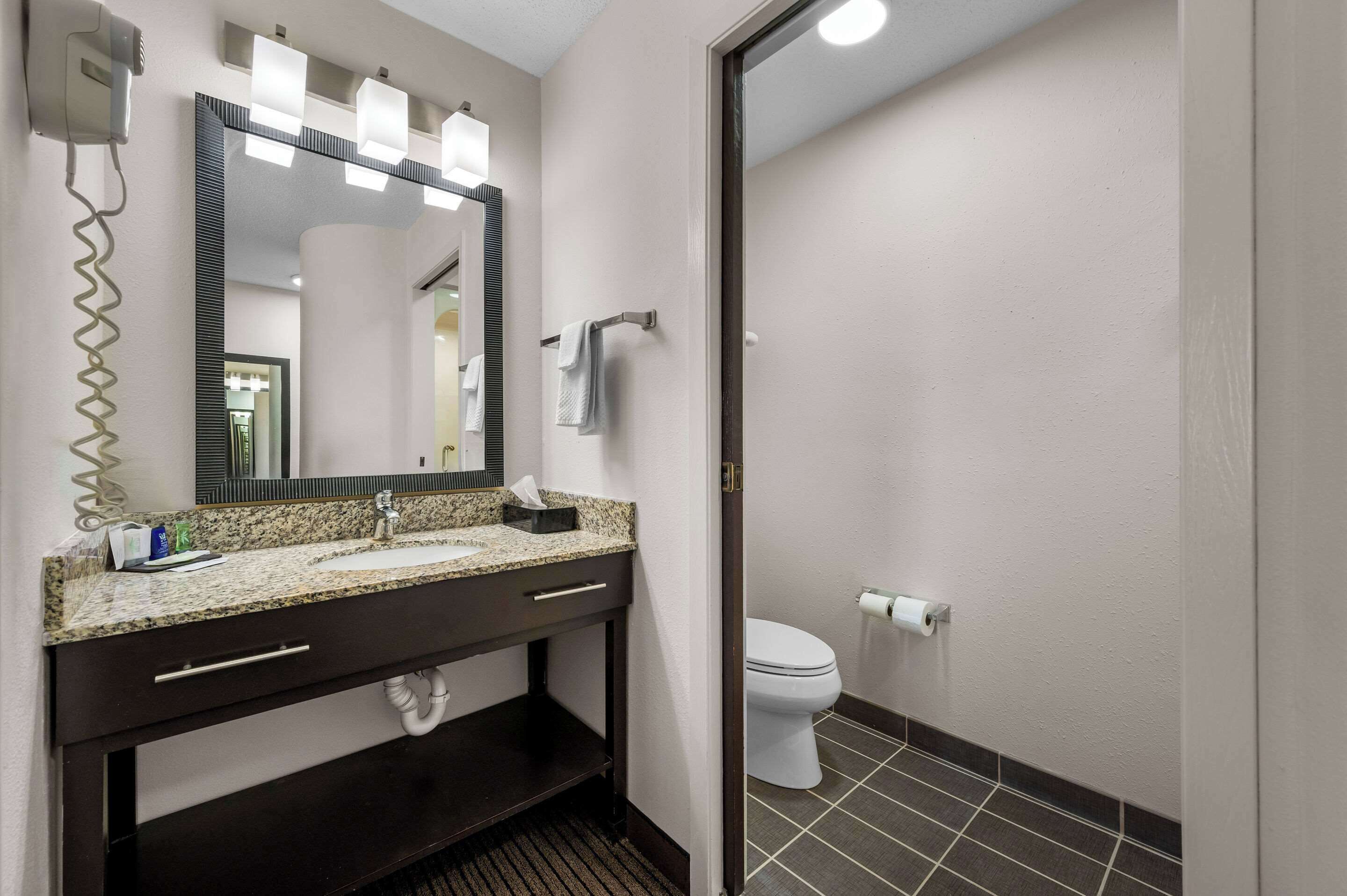 Standard Room, 1 Queen Bed, Non Smoking | Desk, blackout drapes, soundproofing, iron/ironing board