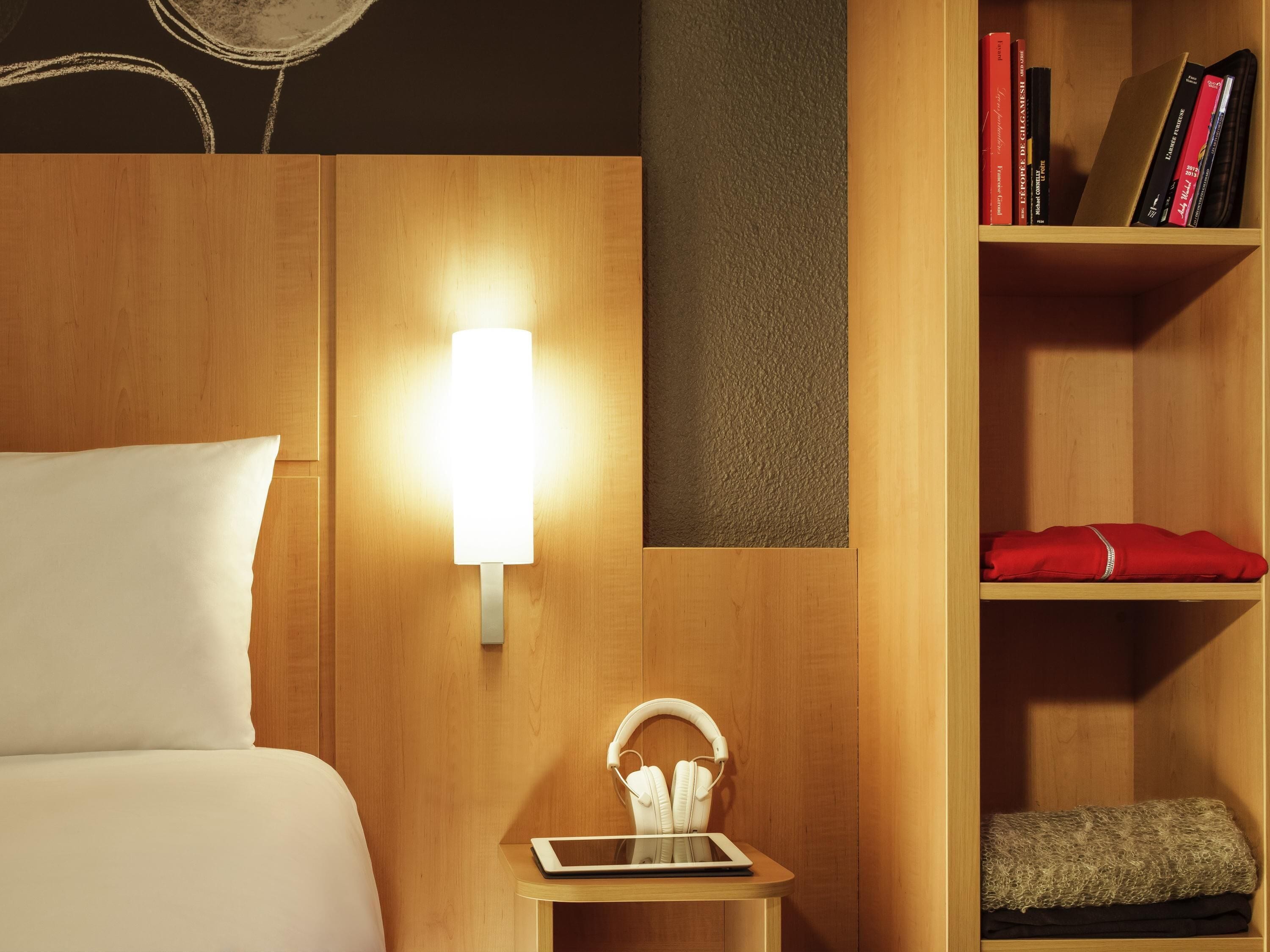 1 kamar tidur, meja kerja, dan ruang kerja ramah laptop