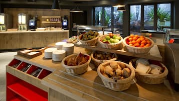 Petit déjeuner buffet (17 EUR par personne)