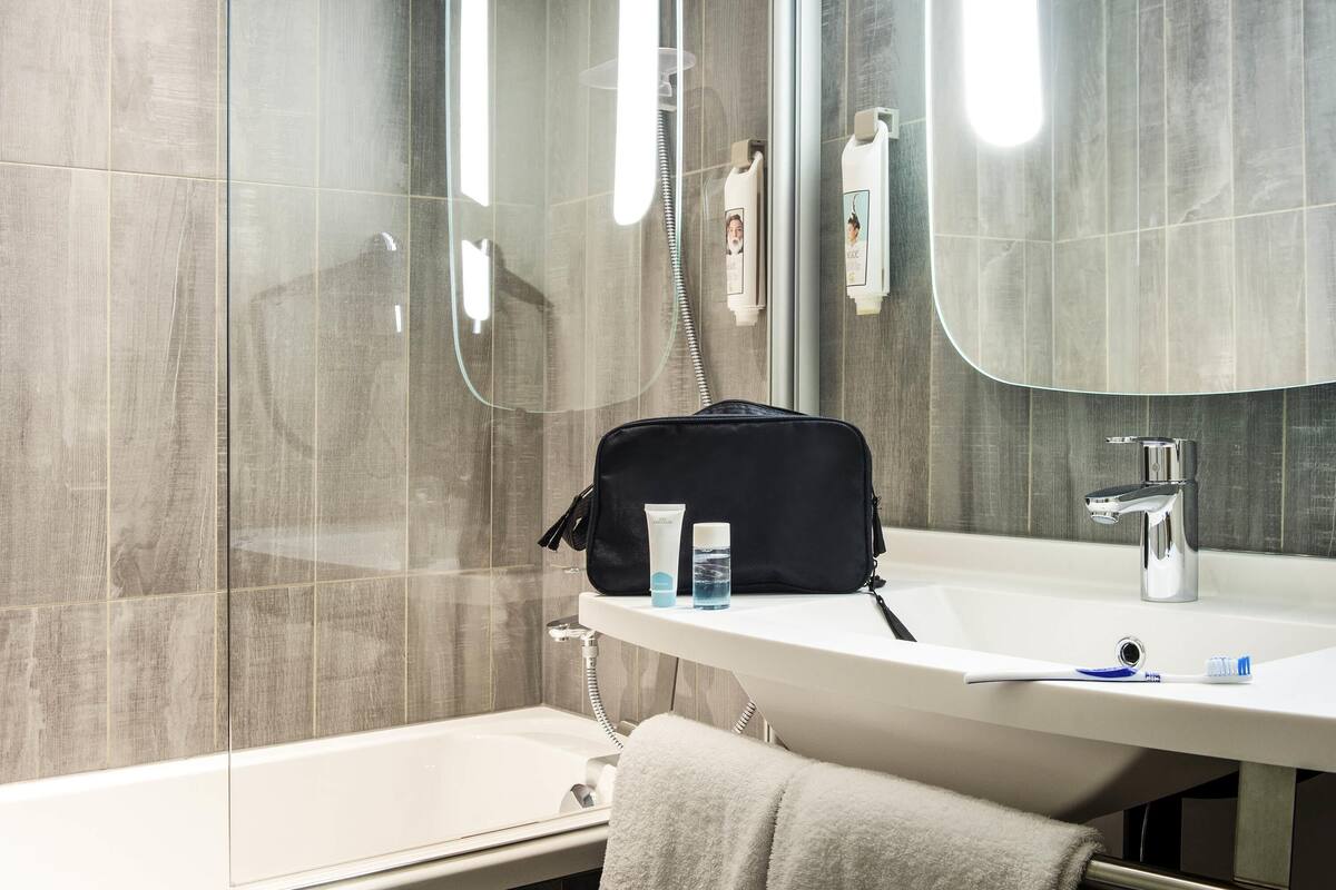 premium room, 1 double bed | 1 bedroom, desk, laptop workspace, blackout curtains