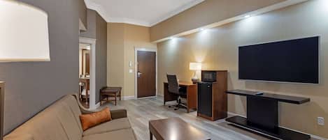 Blendingsgardiner, strykejern/-brett og barnesenger (inkludert)