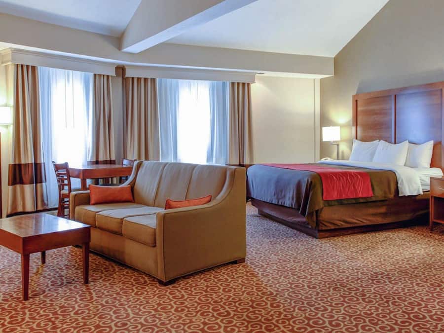 Blendingsgardiner, strykejern/-brett og barnesenger (inkludert)