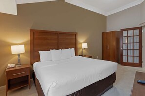 Tirai kedap cahaya, setrika/meja setrika, dan tempat tidur bayi gratis