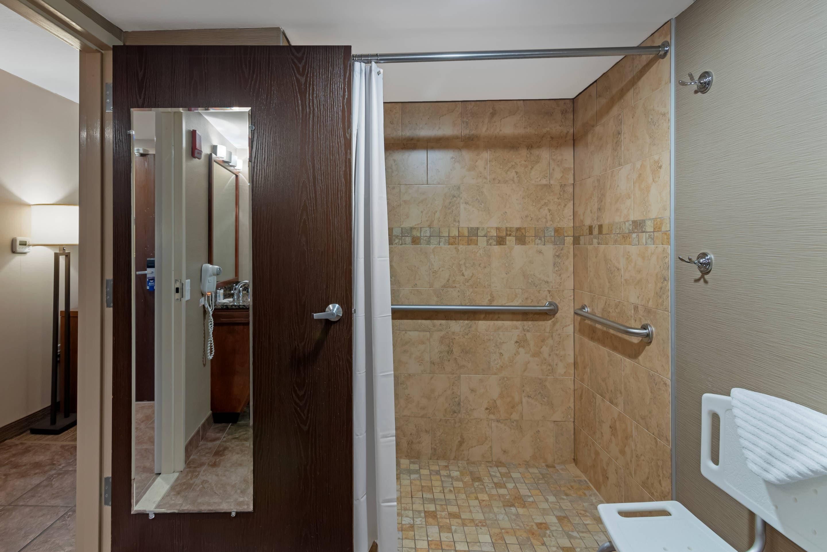 Een hotelbadkamer met een douche, toilet en wastafel.