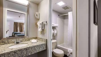 Duschwanne, kostenlose Toilettenartikel, Handtücher